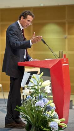 Laudator Prof. Julian NIDA-RUEMELIN (Vorsitzender der Jury des Internationalen Willy-Brandt-Preises) waehrend seiner Rede auf dem Podium. Verleihung des Internationalen Willy-Brandt Preis 2015 von der Sozialdemokratischen Partei Deutschlands (SPD) im Willy-Brandt-Haus in Berlin, Deutschland am 19.10.2015.