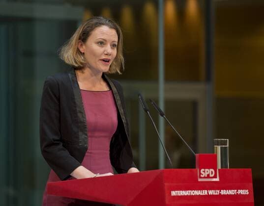 Sonderpreistraegerin Sarah HARRISON (britische Journalistin) waehrend ihrer Rede auf dem Podium. Sie erhaelt den Sonderpreis für besonderen politischen Mut. Verleihung des Internationalen Willy-Brandt Preis 2015 von der Sozialdemokratischen Partei Deutschlands (SPD) im Willy-Brandt-Haus in Berlin, Deutschland am 19.10.2015.