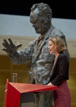 Sonderpreistraegerin Sarah HARRISON (britische Journalistin) waehrend ihrer Rede auf dem Podium. Sie erhaelt den Sonderpreis für besonderen politischen Mut. Verleihung des Internationalen Willy-Brandt Preis 2015 von der Sozialdemokratischen Partei Deutschlands (SPD) im Willy-Brandt-Haus in Berlin, Deutschland am 19.10.2015.