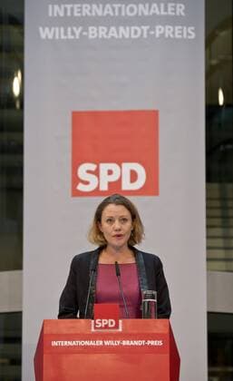 Sonderpreistraegerin Sarah HARRISON (britische Journalistin) waehrend ihrer Rede auf dem Podium. Sie erhaelt den Sonderpreis für besonderen politischen Mut. Verleihung des Internationalen Willy-Brandt Preis 2015 von der Sozialdemokratischen Partei Deutschlands (SPD) im Willy-Brandt-Haus in Berlin, Deutschland am 19.10.2015.