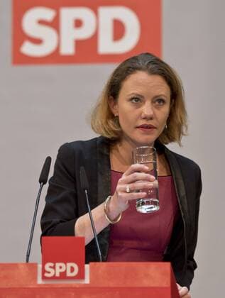 Sonderpreistraegerin Sarah HARRISON (britische Journalistin) waehrend ihrer Rede auf dem Podium. Sie erhaelt den Sonderpreis für besonderen politischen Mut. Verleihung des Internationalen Willy-Brandt Preis 2015 von der Sozialdemokratischen Partei Deutschlands (SPD) im Willy-Brandt-Haus in Berlin, Deutschland am 19.10.2015.