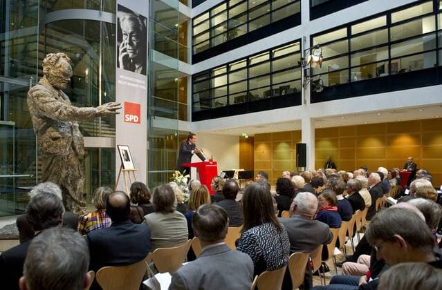 Laudator Prof. Julian NIDA-RUEMELIN (Vorsitzender der Jury des Internationalen Willy-Brandt-Preises) waehrend seiner Rede auf dem Podium. Verleihung des Internationalen Willy-Brandt Preis 2015 von der Sozialdemokratischen Partei Deutschlands (SPD) im Willy-Brandt-Haus in Berlin, Deutschland am 19.10.2015.