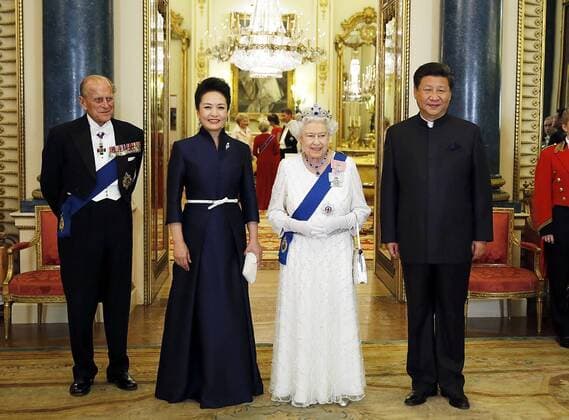 Chinese President Xi Jinping (1st R) attends a banquet held by British Queen Elizabeth II (2nd R) at the Buckingham Palace in London Oct. 20, 2015. ) (ry) BRITAIN-LONDON-CHINESE PRESIDENT-BANQUET JuxPeng 