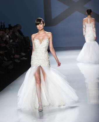 Models present creations of Narces SS 2016 collection during the World MasterCard Toronto Fashion Week Spring Summer 2016 in Toronto, Canada, Oct. 20, 2015. ) CANADA-TORONTO-FASHION WEEK ZouxZheng 