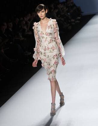 A model presents a creation of Narces SS 2016 collection during the World MasterCard Toronto Fashion Week Spring Summer 2016 in Toronto, Canada, Oct. 20, 2015. ) CANADA-TORONTO-FASHION WEEK ZouxZheng 