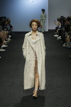 Oct. 21, 2015 - Seoul, South Korea - October 21, 2015 - South Korea, Seoul : Model catwalk on the runway during the Seoul Fashion Week 2016 S S S=YZ show at DDP in Seoul, South Korea. Seoul Fashion Week every march, october held on annual fashion show in South Korea. Seoul South Korea  - ZUMAn230