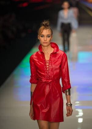 A model presents a creation of Dodo Bar Or during Gindi Tel Aviv Fashion Week in Tel Aviv, Israel, on Oct. 21, 2015. The four-day Gindi Tel Aviv Fashion Week ended here on Wednesday. ) ISRAEL-TEL AVIV-FASHION WEEK LixRui 
