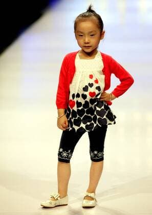 A child model presents a creation during the Shanghai Fashion Week in east China s Shanghai, Oct. 21, 2015. ) (ry) CHINA-SHANGHAI-FASHION WEEK(CN) ZhuangxYi 