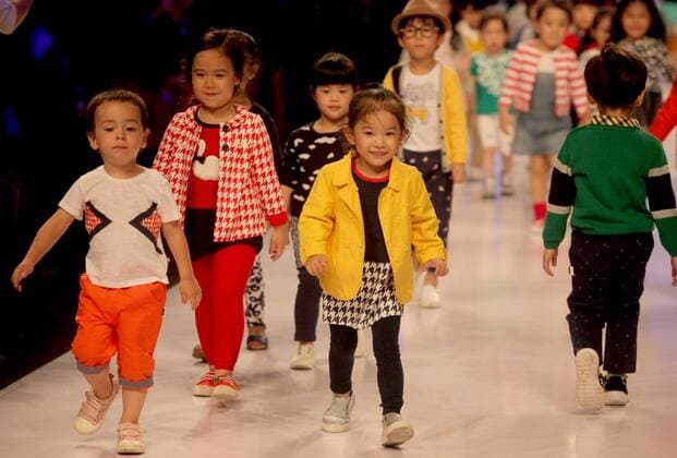 Child models present creations during the Shanghai Fashion Week in east China s Shanghai, Oct. 21, 2015. ) (ry) CHINA-SHANGHAI-FASHION WEEK(CN) ZhuangxYi 