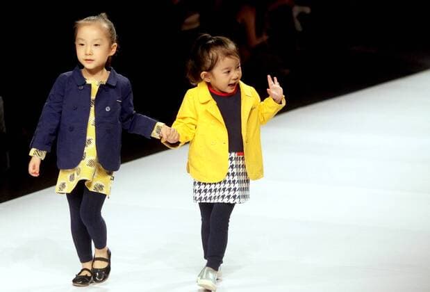 Child models present creations during the Shanghai Fashion Week in east China s Shanghai, Oct. 21, 2015. ) (ry) CHINA-SHANGHAI-FASHION WEEK(CN) ZhuangxYi 