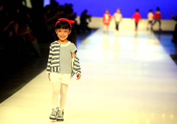 A child model presents a creation during the Shanghai Fashion Week in east China s Shanghai, Oct. 21, 2015. ) (ry) CHINA-SHANGHAI-FASHION WEEK(CN) ZhuangxYi 