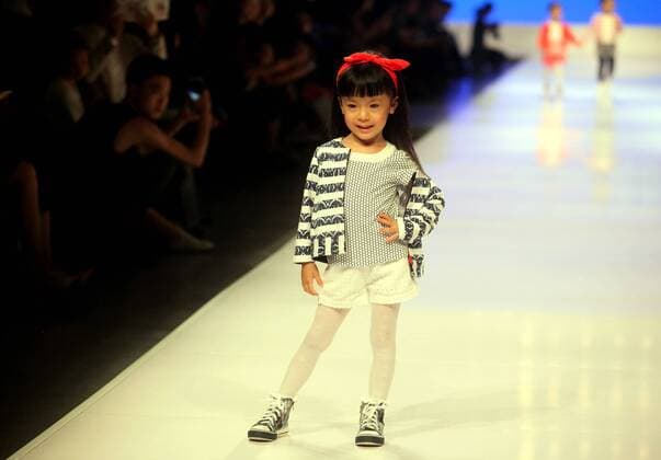A child model presents a creation during the Shanghai Fashion Week in east China s Shanghai, Oct. 21, 2015. ) (ry) CHINA-SHANGHAI-FASHION WEEK(CN) ZhuangxYi 
