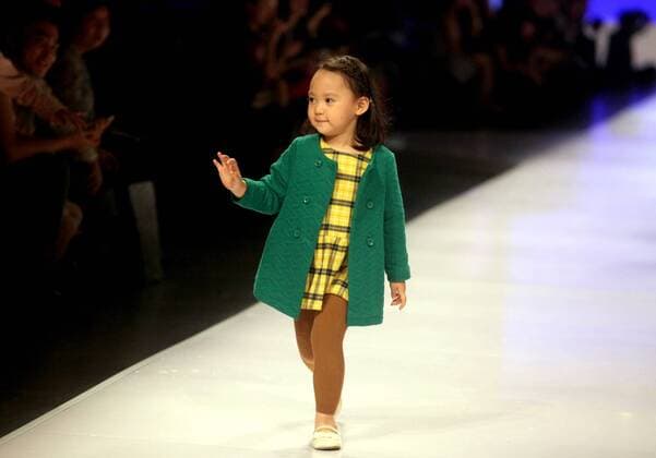 A child model presents a creation during the Shanghai Fashion Week in east China s Shanghai, Oct. 21, 2015. ) (ry) CHINA-SHANGHAI-FASHION WEEK(CN) ZhuangxYi 