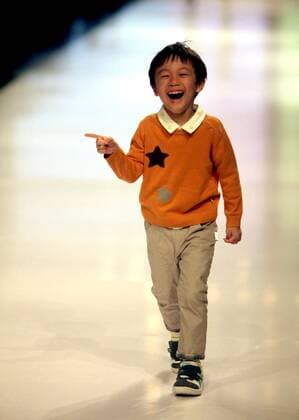 A child model presents a creation during the Shanghai Fashion Week in east China s Shanghai, Oct. 21, 2015. ) (ry) CHINA-SHANGHAI-FASHION WEEK(CN) ZhuangxYi 