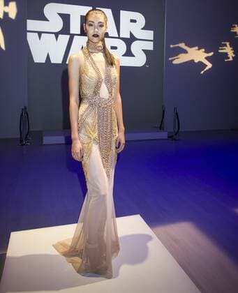 (151022) -- TORONTO, - A model poses for photos during the Star Wars Presentation of the the World MasterCard Toronto Fashion Week Spring Sumer 2016 at David Pecaut Square in Toronto, Canada, Oct. 21, 2015. Zou Zheng) CANADA-TORONTO-FASHION WEEK-STAR WARS yanzhonghua 