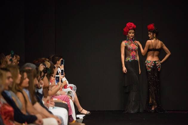 (151022) -- SANTO DOMINGO, - Models present creations by Dominican designers Giannina Azar and Gabriela Alvarez, during the fashion show Dominicana Moda 2015, in Santo Domingo, Dominican Republic, on Oct. 21, 2015. ) DOMINICAN REPUBLIC-SANTO DOMINGO-FASHION-SHOW FranxAfonso 
