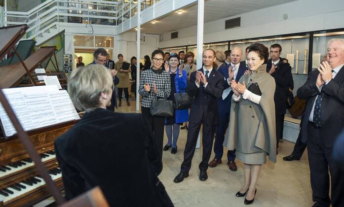 (151022) -- LONDON, Oct. 22, 2015 -- Peng Liyuan (2nd R, front), Chinese President Xi Jinping s wife, watches student s performance during a visit to the Royal College of Music in London, Britain, Oct. 22, 2015. )(mcg) BRITAIN-LONDON-CHINA-PENG LIYUAN-ROYAL COLLEGE OF MUSIC XiexHuanchi 