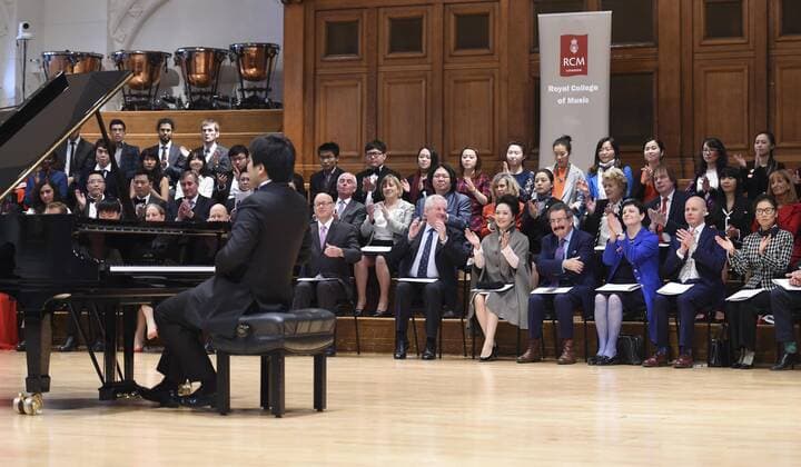 (151022) -- LONDON, Oct. 22, 2015 -- Peng Liyuan (5th R, 1st row), Chinese President Xi Jinping s wife, watches student s performance during a visit to the Royal College of Music in London, Britain, Oct. 22, 2015. )(mcg) BRITAIN-LONDON-CHINA-PENG LIYUAN-ROYAL COLLEGE OF MUSIC XiexHuanchi 