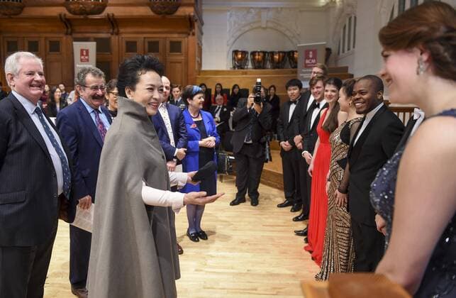 (151022) -- LONDON, Oct. 22, 2015 -- Peng Liyuan (L, front), Chinese President Xi Jinping s wife, talks with students during a visit to the Royal College of Music in London, Britain, Oct. 22, 2015. )(mcg) BRITAIN-LONDON-CHINA-PENG LIYUAN-ROYAL COLLEGE OF MUSIC XiexHuanchi 