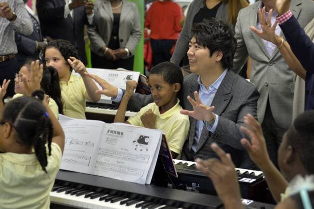 (151022) -- NEW YORK, Oct. 15, 2015 -- Pianist Lang Lang gives a music class to pupils at the Roberto Clemente Public School 13 in Brooklyn, New York City, Oct. 22, 2015. Lang Lang cut the ribbon on Thursday to unveil Key Of Inspiration, a three-year public school partnership program with the Lang Lang International Music Foundation that is to offer music educations to second to fifth graders from low-income families at public schools. ) U.S.-NEW YORK-MUSIC-EDUCATION-LANG LANG WangxLei 