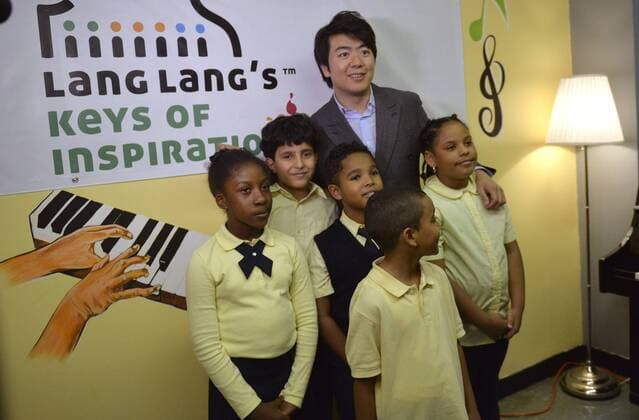 (151022) -- NEW YORK, Oct. 15, 2015 -- Pianist Lang Lang poses with pupils at the Roberto Clemente Public School 13 in Brooklyn, New York City, Oct. 22, 2015. Lang Lang cut the ribbon on Thursday to unveil Key Of Inspiration, a three-year public school partnership program with the Lang Lang International Music Foundation that is to offer music educations to second to fifth graders from low-income families at public schools. ) U.S.-NEW YORK-MUSIC-EDUCATION-LANG LANG WangxLei 