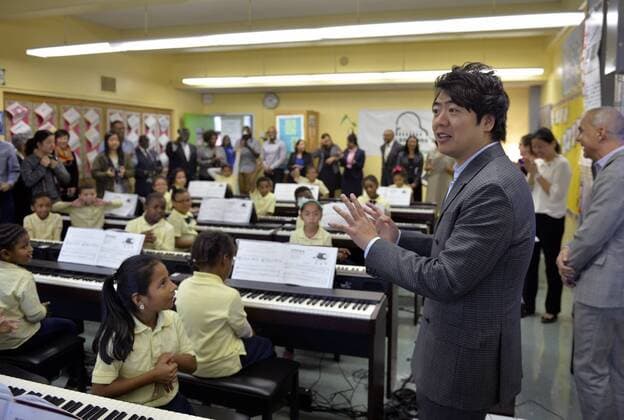 (151022) -- NEW YORK, Oct. 15, 2015 -- Pianist Lang Lang gives a music class to pupils at the Roberto Clemente Public School 13 in Brooklyn, New York City, Oct. 22, 2015. Lang Lang cut the ribbon on Thursday to unveil Key Of Inspiration, a three-year public school partnership program with the Lang Lang International Music Foundation that is to offer music educations to second to fifth graders from low-income families at public schools. ) U.S.-NEW YORK-MUSIC-EDUCATION-LANG LANG WangxLei 
