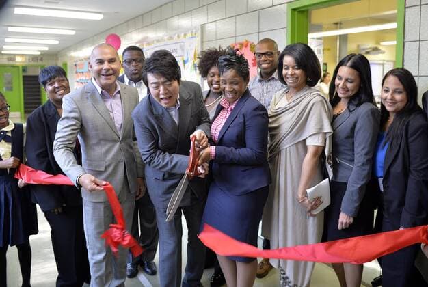 (151022) -- NEW YORK, Oct. 15, 2015 -- Pianist Lang Lang attends a ribbon-cutting ceremony at the Roberto Clemente Public School 13 in Brooklyn, New York City, Oct. 22, 2015. Lang Lang cut the ribbon on Thursday to unveil Key Of Inspiration, a three-year public school partnership program with the Lang Lang International Music Foundation that is to offer music educations to second to fifth graders from low-income families at public schools. ) U.S.-NEW YORK-MUSIC-EDUCATION-LANG LANG WangxLei 