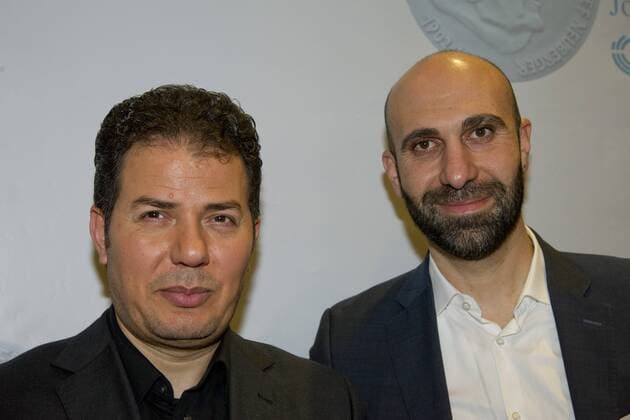 von links: Preistraeger Hamed ABDEL-SAMAD, deutsch-aegyptischer Politologe und Autor, Preistraeger Ahmad MANSOUR, palaestinensich-israelischer Psychologe und Autor, Verleihung der Josef Neuberger-Medaille 2015 der juedischen Gemeinde Duesseldorf, 22.10.2015