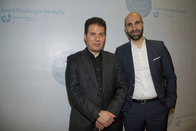 von links: Preistraeger Hamed ABDEL-SAMAD, deutsch-aegyptischer Politologe und Autor, Preistraeger Ahmad MANSOUR, palaestinensich-israelischer Psychologe und Autor, Verleihung der Josef Neuberger-Medaille 2015 der juedischen Gemeinde Duesseldorf, 22.10.2015