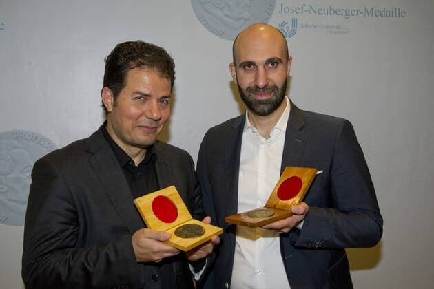 von links: Preistraeger Hamed ABDEL-SAMAD, deutsch-aegyptischer Politologe und Autor, Preistraeger Ahmad MANSOUR, palaestinensich-israelischer Psychologe und Autor, Verleihung der Josef Neuberger-Medaille 2015 der juedischen Gemeinde Duesseldorf, 22.10.2015