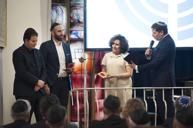 von links: Preistraeger Hamed ABDEL-SAMAD, deutsch-aegyptischer Politologe und Autor, Preistraeger Ahmad MANSOUR, palaestinensich-israelischer Psychologe und Autor, Ruth RUBINSTEIN, Vorstandsmitglied der jueidischen Gemeinde Duesseldorf, bei der Uebergabe der Medaillen, Verleihung der Josef Neuberger-Medaille 2015 der juedischen Gemeinde Duesseldorf, 22.10.2015