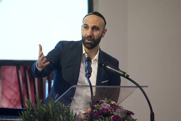 Preistraeger Ahmad MANSOUR, palaestinensich-israelischer Psychologe und Autor, bei seiner Dankesrede, Verleihung der Josef Neuberger-Medaille 2015 der juedischen Gemeinde Duesseldorf, 22.10.2015