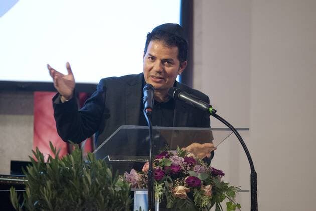 Preistraeger Hamed ABDEL-SAMAD, deutsch-aegyptischer Politologe und Autor, bei seiner Dankesrede, Verleihung der Josef Neuberger-Medaille 2015 der juedischen Gemeinde Duesseldorf, 22.10.2015