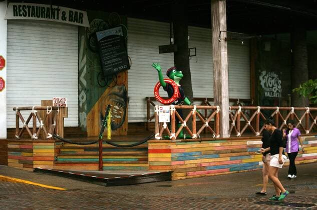 People walks in front of a closed restaurant, moments before the arrival of hurricane Patricia, in Puerto Vallarta, Jalisco state, Mexico, on Oct. 23, 2015. Hurricane Patricia made landfall on the Pacific coast of Mexico at around 5:40 p.m., local time, Friday, hitting the municipality of La Huerta in the state of Jalisco. ) (da) MEXICO-PUERTO VALLARTA-ENVIRONMENT-HURRICANE DAVIDxDIAZ 