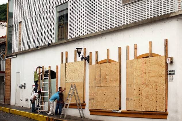 People put wood protections in windows, moments before the arrival of hurricane Patricia, in Puerto Vallarta, Jalisco state, Mexico, on Oct. 23, 2015. Hurricane Patricia made landfall on the Pacific coast of Mexico at around 5:40 p.m., local time, Friday, hitting the municipality of La Huerta in the state of Jalisco. ) (da) MEXICO-PUERTO VALLARTA-ENVIRONMENT-HURRICANE DAVIDxDIAZ 