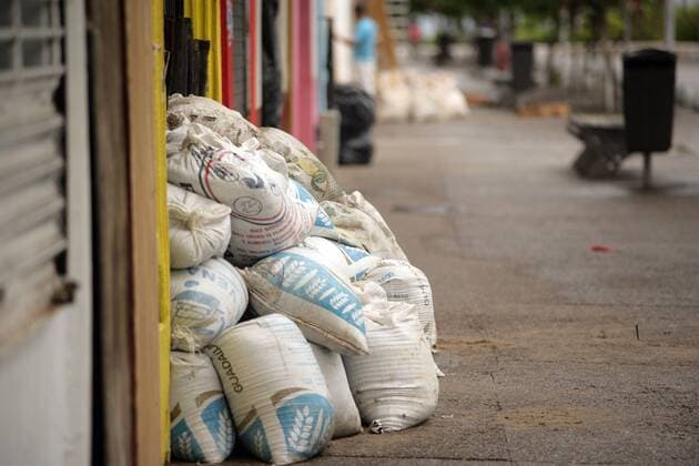 Sacks of sand are seen on a street, moments before the arrival of hurricane Patricia, in Puerto Vallarta, Jalisco state, Mexico, on Oct. 23, 2015. Hurricane Patricia made landfall on the Pacific coast of Mexico at around 5:40 p.m., local time, Friday, hitting the municipality of La Huerta in the state of Jalisco. ) (da) MEXICO-PUERTO VALLARTA-ENVIRONMENT-HURRICANE DAVIDxDIAZ 