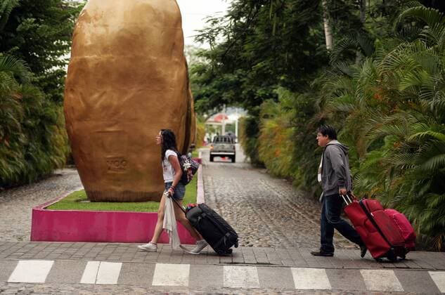Tourists transport their bags in front of the entrance to a hotel, moments before the arrival of hurricane Patricia, in Puerto Vallarta, Jalisco state, Mexico, on Oct. 23, 2015. Hurricane Patricia made landfall on the Pacific coast of Mexico at around 5:40 p.m., local time, Friday, hitting the municipality of La Huerta in the state of Jalisco. ) (da) MEXICO-PUERTO VALLARTA-ENVIRONMENT-HURRICANE DAVIDxDIAZ 