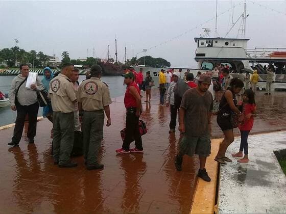 Elements of Civil Protection give indications to tourists, before the arrival of hurricane Patricia, in Puerto Vallarta, Jalisco state, Mexico, on Oct. 23, 2015. Hurricane Patricia made landfall on the Pacific coast of Mexico at around 5:40 p.m., local time, Friday, hitting the municipality of La Huerta in the state of Jalisco. Str) (da) MEXICO-PUERTO VALLARTA-ENVIRONMENT-HURRICANE e Str 