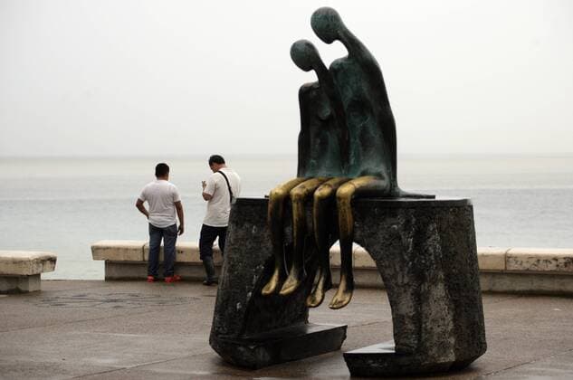 People watch the sea, moments before the arrival of hurricane Patricia, in Puerto Vallarta, Jalisco state, Mexico, on Oct. 23, 2015. Hurricane Patricia made landfall on the Pacific coast of Mexico at around 5:40 p.m., local time, Friday, hitting the municipality of La Huerta in the state of Jalisco. ) (da) MEXICO-PUERTO VALLARTA-ENVIRONMENT-HURRICANE DAVIDxDIAZ 