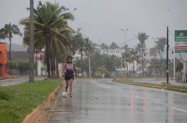 Oct. 23, 2015 - Mexico - G23101535.JPG.MANZANILLO, Jal. Hurricane Huracan-Jalisco.- Los estragos del huracan Patricia se MANZANILLO, Col. Hurricane Huracan-Colima.- Los estragos del huracan Patricia se dejan sentir en este destino, el viernes 23 de octubre de 2015. Locales y restaurantes permanecieron cerrados. Foto: Agencia EL UNIVERSAL Ramon Romero JMA Mexico  - ZUMAu78_