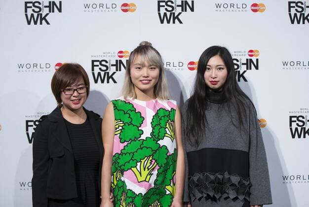 Chinese students Xu Jiaxin, Zhao Jing and Ruby Tsai (from L to R) pose for photos during the the World MasterCard Toronto Fashion Week Spring Summer 2016 presenting the works by excellent students in Fashion Arts from Seneca College, in Toronto, Canada, Oct. 23, 2015. ) CANADA-TORONTO-FASHION WEEK-CHINESE STUDENTS ZouxZheng 