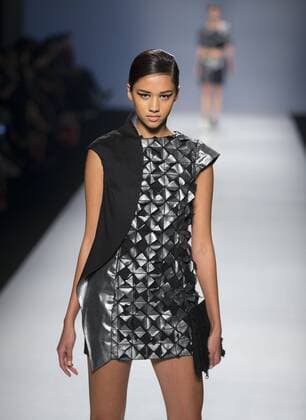 A model shows a creation by Chinese student Xu Jiaxin during the the World MasterCard Toronto Fashion Week Spring Summer 2016 presenting the works by excellent students in Fashion Arts from Seneca College, in Toronto, Canada, Oct. 23, 2015. ) CANADA-TORONTO-FASHION WEEK-CHINESE STUDENTS ZouxZheng 