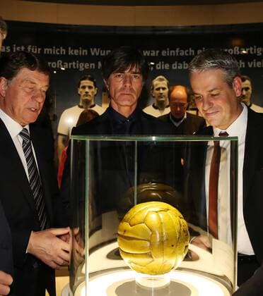 GER, Gala Deutsches Fussball Museum 23.10.2015, Deutsches Fussball Museum, Dortmund im Bild Otto REHHAGEL, Joachim LÖW und Manuel NEUKIRCHNER mit dem WM-Ball 1954
