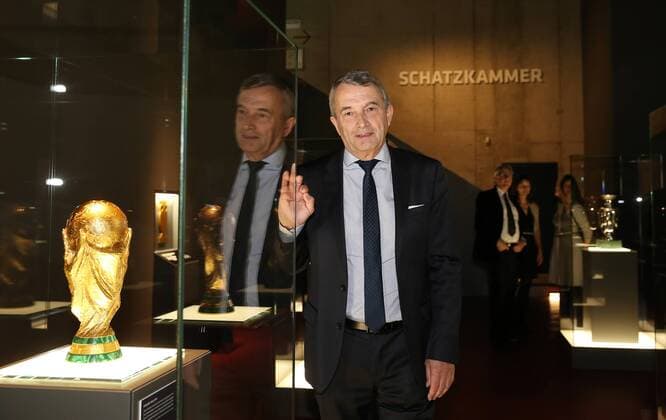 GER, Gala Deutsches Fussball Museum 23.10.2015, Deutsches Fussball Museum, Dortmund im Bild DFB-Präsident Wolfgang NIERSBACH in der Schatzkammer neben einem WM-Pokal
