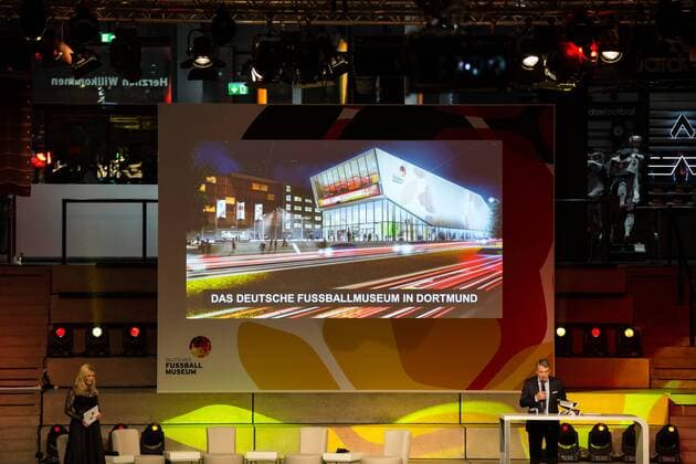 GER, Gala Deutsches Fussball Museum 23.10.2015, Deutsches Fussball Museum, Dortmund im Bild Wolfgang Niersbach (Präsident Deutscher Fussball Bund) hält eine Rede , li. Jessica Kastrop nordphotoxRauch