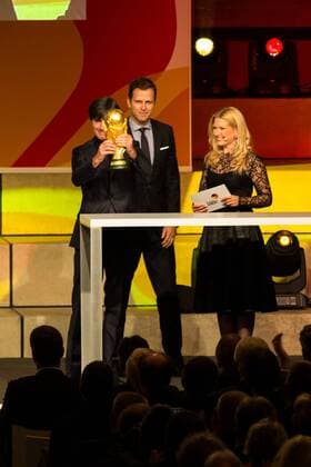 GER, Gala Deutsches Fussball Museum 23.10.2015, Deutsches Fussball Museum, Dortmund Jessica Kastrop, Joachim Löw (Bundestrainer) und Oliver Bierhoff (Manager Deutsche Nationalmannschaft) präsentieren den WM Pokal nordphotoxRauch