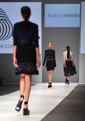 (151024) -- JAKARTA, Oct. 24, 2015 -- Models present creations by Indian designer Rahul Mishra during the first day of Jakarta Fashion Week in Jakarta, Indonesia, Oct. 24, 2015. ) INDONESIA-JAKARTA-FASHION WEEK-RAHUL MISHRA Zulkarnain 