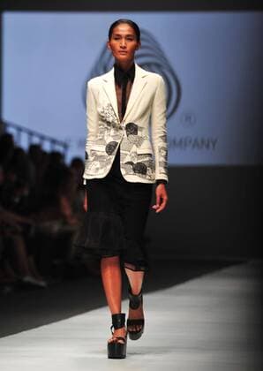 (151024) -- JAKARTA, Oct. 24, 2015 -- A model presents a creation by Indian designer Rahul Mishra during the first day of Jakarta Fashion Week in Jakarta, Indonesia, Oct. 24, 2015. ) INDONESIA-JAKARTA-FASHION WEEK-RAHUL MISHRA Zulkarnain 