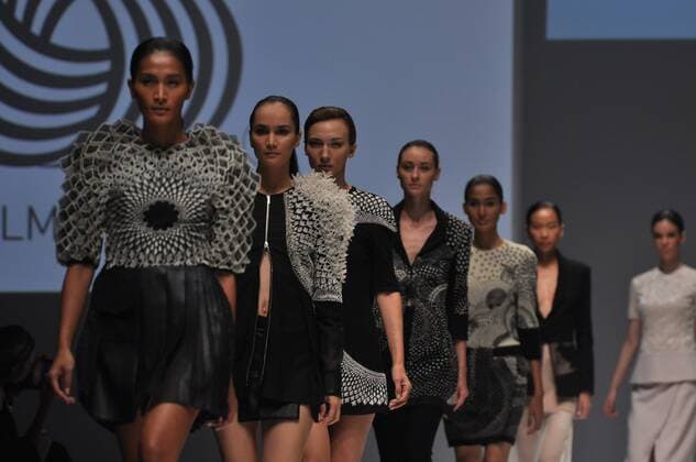 Oct. 24, 2015 - Jakarta, Indonesia - Model demonstrating dress by Rahul Mishra on the performances of Jakarta Fashion Week 2016 at Senayan City. The event, which followed 250 Indonesian and international designers will last until October 30, 2015. Jakarta Indonesia - ZUMAp133