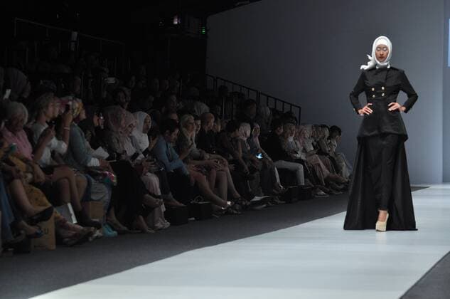 Oct. 24, 2015 - Jakarta, Indonesia - Model demonstrating dress by Norma Haur on the performances of Jakarta Fashion Week 2016 at Senayan City. The event, which followed 250 Indonesian and international designers will last until October 30, 2015. Jakarta Indonesia - ZUMAp133